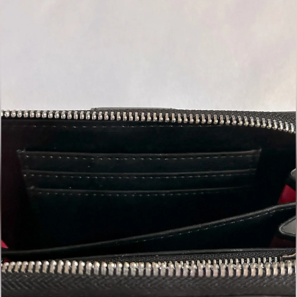 Stella & Dot Madison Tech Black White Patterned Zip Close Wristlet Wallet EUC